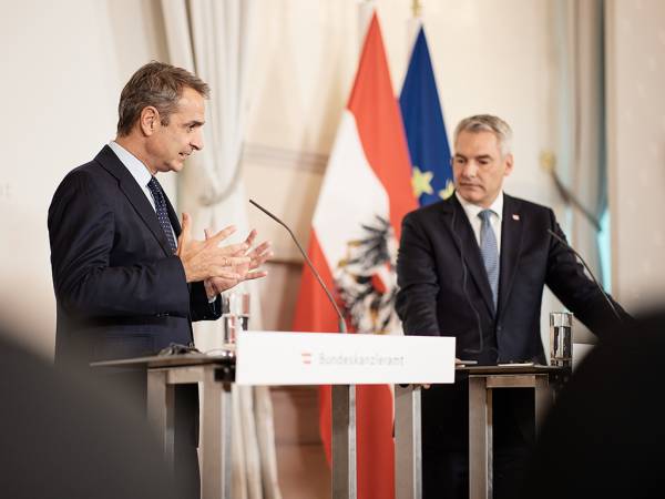 &Mu;&eta;&tau;&sigma;&omicron;&tau;ά&kappa;&eta;&sigmaf;: &laquo;&Eta; &Epsilon;&lambda;&lambda;ά&delta;&alpha; &delta;&epsilon;&nu; &theta;&alpha; &delta;&epsilon;&chi;&theta;&epsilon;ί &nu;&alpha; &epsilon;&pi;&omega;&mu;&iota;&sigma;&tau;&epsilon;ί &delta;&upsilon;&sigma;&alpha;&nu;ά&lambda;&omicron;&gamma;&alpha; &mu;&epsilon;&gamma;ά&lambda;&omicron; &beta;ά&rho;&omicron;&sigmaf; &gamma;&iota;&alpha; &tau;&omicron; &mu;&epsilon;&tau;&alpha;&nu;&alpha;&sigma;&tau;&epsilon;&upsilon;&tau;&iota;&kappa;ό&raquo;