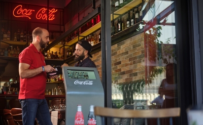 Coca-Cola &Tau;&rho;ί&alpha; Έ&psi;&iota;&lambda;&omicron;&nu;: &Alpha;&nu;&alpha;&zeta;&eta;&tau;&epsilon;ί 100 &epsilon;&pi;&omicron;&chi;&iota;&kappa;&omicron;ύ&sigmaf; &Mu;arket Developers &sigma;&epsilon; 22 &pi;&epsilon;&rho;&iota;&omicron;&chi;έ&sigmaf; &tau;&eta;&sigmaf; &Epsilon;&lambda;&lambda;ά&delta;&alpha;&sigmaf;