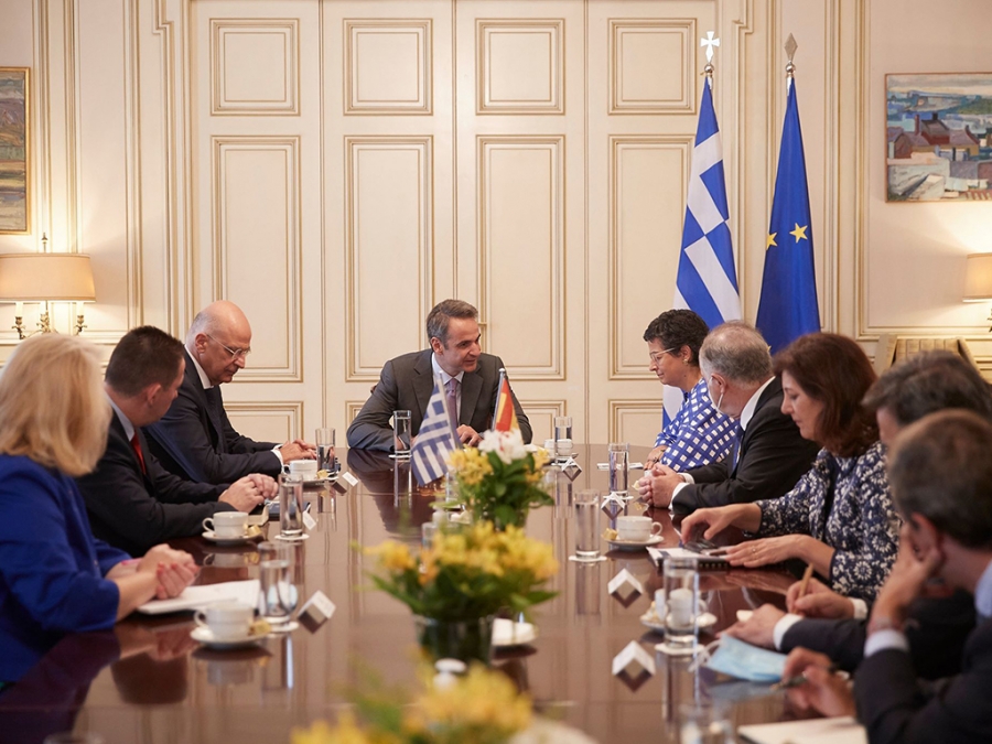&Tau;&alpha; &epsilon;&lambda;&lambda;&eta;&nu;&omicron;&tau;&omicron;&upsilon;&rho;&kappa;&iota;&kappa;ά &sigma;&tau;&omicron; &epsilon;&pi;ί&kappa;&epsilon;&nu;&tau;&rho;&omicron; &tau;&eta;&sigmaf; &sigma;&upsilon;&nu;ά&nu;&tau;&eta;&sigma;&eta;&sigmaf; &Mu;&eta;&tau;&sigma;&omicron;&tau;ά&kappa;&eta; &mu;&epsilon; &tau;&eta;&nu; &Iota;&sigma;&pi;&alpha;&nu;ί&delta;&alpha; &Upsilon;&Pi;&Epsilon;&Xi;