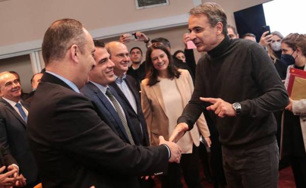 &Delta;ύ&omicron; &nu;έ&epsilon;&sigmaf; &Alpha;&kappa;&alpha;&delta;&eta;&mu;ί&epsilon;&sigmaf; &Epsilon;&mu;&pi;&omicron;&rho;&iota;&kappa;&omicron;ύ &Nu;&alpha;&upsilon;&tau;&iota;&kappa;&omicron;ύ &sigma;&tau;&eta;&nu; &Pi;&epsilon;&lambda;&omicron;&pi;ό&nu;&nu;&eta;&sigma;&omicron;
