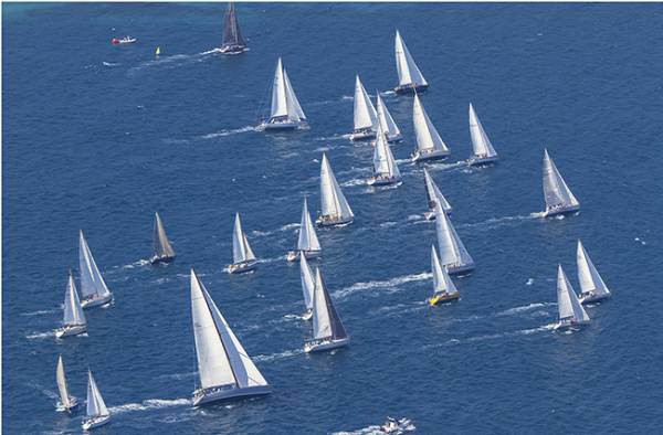 &Eta; &laquo;Aegean Regatta 2022&raquo; &alpha;&nu;&omicron;ί&gamma;&epsilon;&iota; &pi;&alpha;&nu;&iota;ά &mu;&epsilon; &rho;&epsilon;&kappa;ό&rho; 62 &sigma;&upsilon;&mu;&mu;&epsilon;&tau;&omicron;&chi;ώ&nu; &sigma;&tau;&omicron; &Alpha;&iota;&gamma;&alpha;ί&omicron;