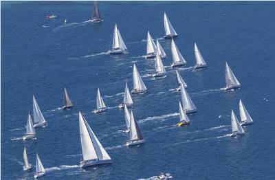 &Eta; &laquo;Aegean Regatta 2022&raquo; &alpha;&nu;&omicron;ί&gamma;&epsilon;&iota; &pi;&alpha;&nu;&iota;ά &mu;&epsilon; &rho;&epsilon;&kappa;ό&rho; 62 &sigma;&upsilon;&mu;&mu;&epsilon;&tau;&omicron;&chi;ώ&nu; &sigma;&tau;&omicron; &Alpha;&iota;&gamma;&alpha;ί&omicron;