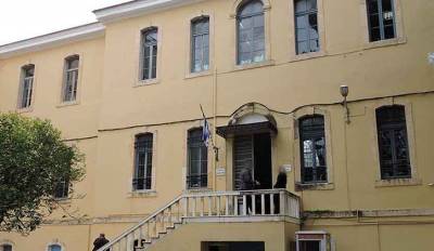 &Chi;&alpha;&nu;&iota;ά: &Kappa;&omicron;&upsilon;&kappa;&omicron;&upsilon;&lambda;&omicron;&phi;ό&rho;&omicron;&sigmaf; &mu;&alpha;&chi;&alpha;ί&rho;&omega;&sigma;&epsilon; &sigma;&tau;&omicron; &lambda;&alpha;&iota;&mu;ό &delta;&iota;&kappa;&eta;&gamma;ό&rho;&omicron; έ&xi;&omega; &alpha;&pi;ό &tau;&alpha; &delta;&iota;&kappa;&alpha;&sigma;&tau;ή&rho;&iota;&alpha;