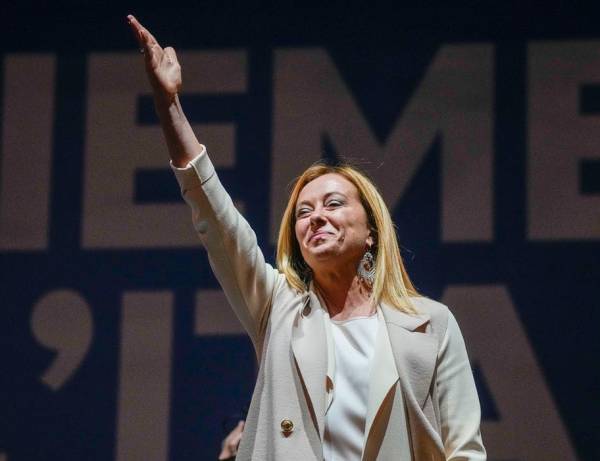&Iota;&tau;&alpha;&lambda;ί&alpha;: &Pi;&iota;&theta;&alpha;&nu;ή &epsilon;&nu;&tau;&omicron;&lambda;ή &sigma;&chi;&eta;&mu;&alpha;&tau;&iota;&sigma;&mu;&omicron;ύ &kappa;&upsilon;&beta;έ&rho;&nu;&eta;&sigma;&eta;&sigmaf; &sigma;&tau;&eta;&nu; &Mu;&epsilon;&lambda;ό&nu;&iota; &sigma;&tau;&iota;&sigmaf; 21 &Omicron;&kappa;&tau;&omega;&beta;&rho;ί&omicron;&upsilon;