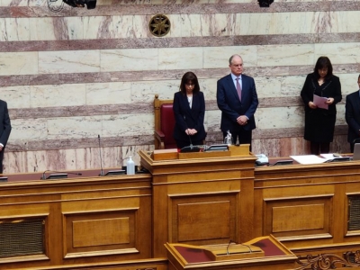 &Omicron;&rho;&kappa;ί&sigma;&tau;&eta;&kappa;&epsilon; &eta; &Kappa;&alpha;&tau;&epsilon;&rho;ί&nu;&alpha; &Sigma;&alpha;&kappa;&epsilon;&lambda;&lambda;&alpha;&rho;&omicron;&pi;&omicron;ύ&lambda;&omicron;&upsilon; - &Eta; &pi;&rho;ώ&tau;&eta; &gamma;&upsilon;&nu;&alpha;ί&kappa;&alpha; &Pi;&rho;ό&epsilon;&delta;&rho;&omicron;&sigmaf; &tau;&eta;&sigmaf; &Delta;&eta;&mu;&omicron;&kappa;&rho;&alpha;&tau;ί&alpha;&sigmaf;