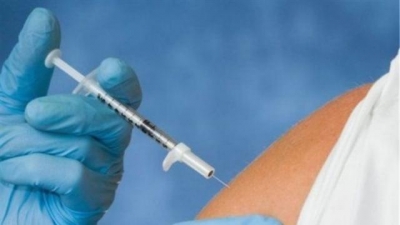 &Beta;&rho;&epsilon;&tau;&alpha;&nu;ί&alpha;: &Tau;&alpha; &epsilon;&mu;&beta;ό&lambda;&iota;&alpha; Pfizer &kappa;&alpha;&iota; AstraZeneca &alpha;&pi;&omicron;&tau;&epsilon;&lambda;&epsilon;&sigma;&mu;&alpha;&tau;&iota;&kappa;ά &kappa;&alpha;&tau;ά &tau;&eta;&sigmaf; &iota;&nu;&delta;&iota;&kappa;ή&sigmaf; &pi;&alpha;&rho;&alpha;&lambda;&lambda;&alpha;&gamma;ή&sigmaf; &tau;&omicron;&upsilon; &kappa;&omicron;&rho;&omega;&nu;&omicron;ϊ&omicron;ύ