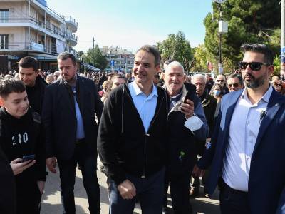 &Epsilon;&pi;ί&sigma;&kappa;&epsilon;&psi;&eta; &Mu;&eta;&tau;&sigma;&omicron;&tau;ά&kappa;&eta; &sigma;&tau;&omicron;&nu; &Delta;&Eta;&Mu;&Omicron;&Kappa;&Rho;&Iota;&Tau;&Omicron; &sigma;&tau;&eta;&nu; &Alpha;&gamma;. &Pi;&alpha;&rho;&alpha;&sigma;&kappa;&epsilon;&upsilon;ή: &laquo;&Gamma;&iota;&alpha; &epsilon;&mu;ά&sigmaf; &eta; &omicron;&iota;&kappa;&omicron;&nu;&omicron;&mu;ί&alpha; &epsilon;ί&nu;&alpha;&iota; &eta; &pi;&rho;ώ&tau;&eta; &pi;&rho;&omicron;&tau;&epsilon;&rho;&alpha;&iota;ό&tau;&eta;&tau;&alpha;&raquo;