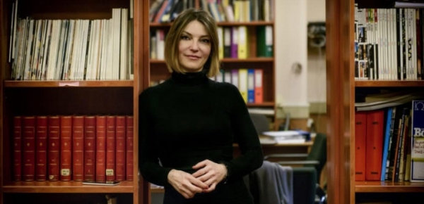 &Eta; Έ&rho;&iota; &Kappa;ύ&rho;&gamma;&iota;&alpha; &mu;&epsilon;&tau;&alpha;&beta;&alpha;&tau;&iota;&kappa;ή &kappa;&alpha;&lambda;&lambda;&iota;&tau;&epsilon;&chi;&nu;&iota;&kappa;ή &delta;&iota;&epsilon;&upsilon;&theta;ύ&nu;&tau;&rho;&iota;&alpha; &tau;&omicron;&upsilon; &Epsilon;&theta;&nu;&iota;&kappa;&omicron;ύ &Theta;&epsilon;ά&tau;&rho;&omicron;&upsilon;