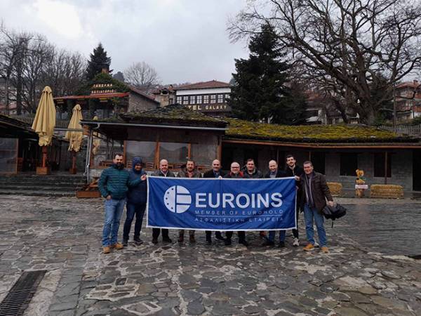 &Eta; Euroins &Epsilon;&lambda;&lambda;ά&delta;&omicron;&sigmaf; &epsilon;&pi;&iota;&beta;&rho;&alpha;&beta;&epsilon;ύ&epsilon;&iota; &tau;&omicron;&upsilon;&sigmaf; &sigma;&upsilon;&nu;&epsilon;&rho;&gamma;ά&tau;&epsilon;&sigmaf; &tau;&eta;&sigmaf;