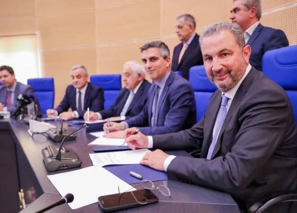 Atlantic See (&Alpha;ktor-&Delta;&Epsilon;&Pi;&Alpha; &Epsilon;&mu;&pi;&omicron;&rho;ί&alpha;&sigmaf;): &Eta; &pi;&rho;ώ&tau;&eta; &sigma;&upsilon;&mu;&phi;&omega;&nu;ί&alpha; &alpha;&mu;&epsilon;&rho;&iota;&kappa;&alpha;&nu;&iota;&kappa;&omicron;ύ LNG &mu;έ&sigma;&omega; &Epsilon;&lambda;&lambda;ά&delta;&alpha;&sigmaf; &pi;&rho;&omicron;&sigmaf; &Omicron;&upsilon;&kappa;&rho;&alpha;&nu;ί&alpha;