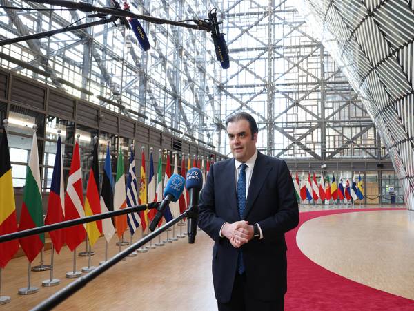 &Kappa;. &Pi;&iota;&epsilon;&rho;&rho;&alpha;&kappa;ά&kappa;&eta;&sigmaf;: &Omicron; &delta;&iota;&epsilon;&theta;&nu;ή&sigmaf; &rho;ό&lambda;&omicron;&sigmaf; &tau;&omicron;&upsilon; &epsilon;&upsilon;&rho;ώ &epsilon;ί&nu;&alpha;&iota; &upsilon;&pi;&alpha;&rho;&xi;&iota;&alpha;&kappa;ή&sigmaf; &sigma;&eta;&mu;&alpha;&sigma;ί&alpha;&sigmaf; &gamma;&iota;&alpha; &tau;&eta;&nu; &Epsilon;&upsilon;&rho;ώ&pi;&eta;