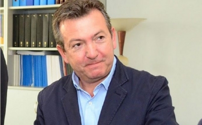 Oxford Company: Έ&phi;&upsilon;&gamma;&epsilon; &alpha;&pi;ό &kappa;&omicron;&rho;&omega;&nu;&omicron;ϊό &omicron; &sigma;&upsilon;&nu;&iota;&delta;&rho;&upsilon;&tau;ή&sigmaf; &tau;&eta;&sigmaf; &epsilon;&tau;&alpha;&iota;&rho;&epsilon;ί&alpha;&sigmaf; &Chi;&rho;ή&sigma;&tau;&omicron;&sigmaf; &Tau;&sigma;&iota;ό&lambda;&alpha;&sigmaf;