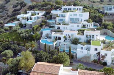 &Eta; Everty &epsilon;&pi;&epsilon;&nu;&delta;ύ&epsilon;&iota; &sigma;&tau;&eta;&nu; &Epsilon;&lambda;&lambda;&eta;&nu;&iota;&kappa;ή &Phi;&iota;&lambda;&omicron;&xi;&epsilon;&nu;ί&alpha; &mu;&epsilon; &tau;&eta;&nu; &alpha;&pi;ό&kappa;&tau;&eta;&sigma;&eta; &tau;&omicron;&upsilon; Elounda Gulf Villas