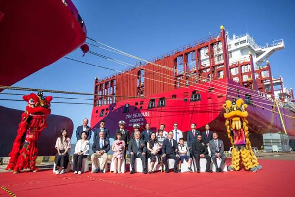 Navios: &Pi;&alpha;&rho;έ&lambda;&alpha;&beta;&epsilon; &tau;&omicron; &nu;&epsilon;ό&tau;&epsilon;&upsilon;&kappa;&tau;&omicron; containership &ldquo;Zim Seagull&rdquo;