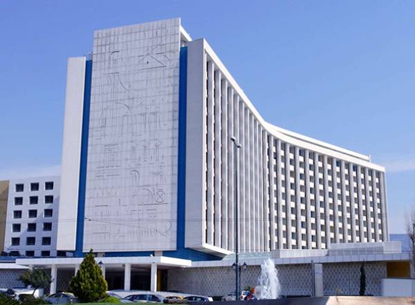 &Kappa;&lambda;&epsilon;ί&nu;&epsilon;&iota; &tau;&omicron; Hilton &gamma;&iota;&alpha; &delta;ύ&omicron; &chi;&rho;ό&nu;&iota;&alpha; - &Epsilon;&theta;&epsilon;&lambda;&omicron;&upsilon;&sigma;ί&alpha; &gamma;&iota;&alpha; &tau;&omicron;&upsilon;&sigmaf; &epsilon;&rho;&gamma;&alpha;&zeta;ό&mu;&epsilon;&nu;&omicron;&upsilon;&sigmaf; - &Rho;&iota;&zeta;&iota;&kappa;ή &alpha;&nu;&alpha;&kappa;&alpha;ί&nu;&iota;&sigma;&eta; 130 &epsilon;&kappa;&alpha;&tau;. &epsilon;&upsilon;&rho;ώ