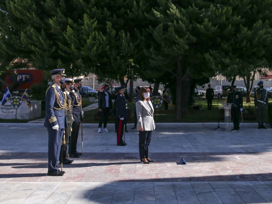&Kappa;. &Sigma;&alpha;&kappa;&epsilon;&lambda;&lambda;&alpha;&rho;&omicron;&pi;&omicron;ύ&lambda;&omicron;&upsilon;: &laquo;&Eta; &iota;&sigma;&tau;&omicron;&rho;ί&alpha; &mu;&alpha;&sigmaf; &delta;&iota;&delta;ά&sigma;&kappa;&epsilon;&iota; ό&tau;&iota; &eta; &pi;&alpha;&tau;&rho;ί&delta;&alpha; &mu;&alpha;&sigmaf; &delta;&upsilon;&nu;&alpha;&mu;ώ&nu;&epsilon;&iota; &kappa;&alpha;&iota; &upsilon;&pi;&epsilon;&rho;&beta;&alpha;ί&nu;&epsilon;&iota; &kappa;ά&theta;&epsilon; &epsilon;&mu;&pi;ό&delta;&iota;&omicron; ό&tau;&alpha;&nu; &epsilon;ί&nu;&alpha;&iota; &epsilon;&nu;&omega;&mu;έ&nu;&eta;&raquo;
