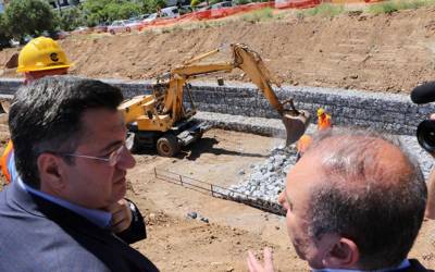 &Alpha;&pi;. &Tau;&zeta;&iota;&tau;&zeta;&iota;&kappa;ώ&sigma;&tau;&alpha;&sigmaf; &alpha;&pi;ό &rho;έ&mu;&alpha; &Sigma;&tau;&alpha;&gamma;&epsilon;&iota;&rho;ί&tau;&eta; &sigma;&tau;&eta;&nu; &Pi;&upsilon;&lambda;&alpha;ί&alpha;: &laquo;&Omicron;&lambda;&omicron;&kappa;&lambda;&eta;&rho;ώ&nu;&omicron;&upsilon;&mu;&epsilon; &alpha;&nu;&tau;&iota;&pi;&lambda;&eta;&mu;&mu;&upsilon;&rho;&iota;&kappa;ά έ&rho;&gamma;&alpha; &pi;&omicron;&upsilon; &theta;&omega;&rho;&alpha;&kappa;ί&zeta;&omicron;&upsilon;&nu; 19 &pi;ό&lambda;&epsilon;&iota;&sigmaf; &tau;&eta;&sigmaf; &Kappa;&epsilon;&nu;&tau;&rho;&iota;&kappa;ή&sigmaf; &Mu;&alpha;&kappa;&epsilon;&delta;&omicron;&nu;ί&alpha;&sigmaf;&raquo;