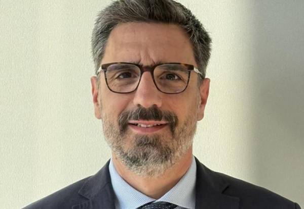 Pfizer Hellas: &Omicron; &Beta;&alpha;&sigma;ί&lambda;&eta;&sigmaf; &Tau;&zeta;&iota;&nu;&iota;έ&rho;&eta;&sigmaf; &nu;έ&omicron;&sigmaf; &Pi;&rho;ό&epsilon;&delta;&rho;&omicron;&sigmaf; &kappa;&alpha;&iota; &Delta;&iota;&epsilon;&upsilon;&theta;ύ&nu;&omega;&nu; &Sigma;ύ&mu;&beta;&omicron;&upsilon;&lambda;&omicron;&sigmaf;