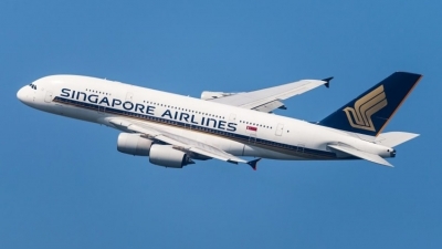 Singapore Airlines: &Sigma;&tau;&omicron; &Pi;&omicron;&upsilon;&kappa;έ&tau; &mu;&epsilon; Boeing 737-800