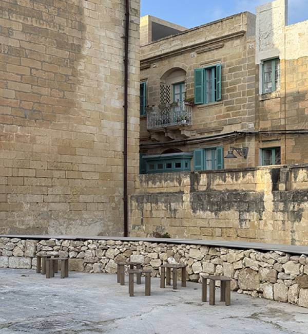 &Eta; Syndea &sigma;&tau;&eta;&rho;ί&zeta;&epsilon;&iota; &tau;&eta;&nu; &tau;έ&chi;&nu;&eta; &tau;&eta;&sigmaf; &xi;&epsilon;&rho;&omicron;&lambda;&iota;&theta;&iota;ά&sigmaf; &omega;&sigmaf; &tau;ό&pi;&omicron; &sigma;&upsilon;&nu;ά&nu;&tau;&eta;&sigma;&eta;&sigmaf; &sigma;&tau;&eta; Biennale &tau;&eta;&sigmaf; &Mu;ά&lambda;&tau;&alpha;&sigmaf;