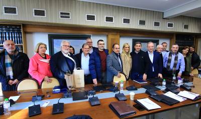 &Alpha;&upsilon;&gamma;&epsilon;&nu;ά&kappa;&eta;&sigmaf;: &Mu;&epsilon; &tau;&eta; &theta;&epsilon;&tau;&iota;&kappa;ή &sigma;&tau;ά&sigma;&eta; &tau;&omega;&nu; &Epsilon;&pi;&iota;&mu;&epsilon;&lambda;&eta;&tau;&eta;&rho;ί&omega;&nu; &alpha;&nu;&omicron;ί&gamma;&omicron;&nu;&tau;&alpha;&iota; &epsilon;&pi;&iota;&chi;&epsilon;&iota;&rho;&eta;&mu;&alpha;&tau;&iota;&kappa;έ&sigmaf; &pi;&rho;&omicron;&omicron;&pi;&tau;&iota;&kappa;έ&sigmaf; &gamma;&iota;&alpha; &tau;&omicron;&upsilon;&sigmaf; &alpha;&gamma;&rho;ό&tau;&epsilon;&sigmaf; &ndash; &Sigma;ύ&sigma;&kappa;&epsilon;&psi;&eta; &epsilon;&kappa;&pi;&rho;&omicron;&sigma;ώ&pi;&omega;&nu; &Epsilon;&pi;&iota;&mu;&epsilon;&lambda;&eta;&tau;&eta;&rho;ί&omega;&nu; &sigma;&tau;&eta;&nu; &Kappa;&alpha;&rho;&delta;ί&tau;&sigma;&alpha; &gamma;&iota;&alpha; &tau;&eta;&nu; ί&delta;&rho;&upsilon;&sigma;&eta; &Tau;&mu;&eta;&mu;ά&tau;&omega;&nu; &Alpha;&gamma;&rho;&omicron;&tau;ώ&nu;