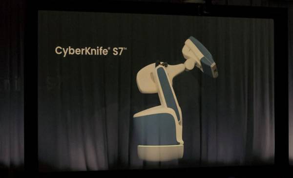 &Omicron; Ό&mu;&iota;&lambda;&omicron;&sigmaf; &Iota;&alpha;&tau;&rho;ό&pi;&omicron;&lambda;&iota;&sigmaf; &pi;&epsilon;&rho;&nu;ά &sigma;&tau;&eta; &nu;έ&alpha; CyberKnife &epsilon;&pi;&omicron;&chi;ή