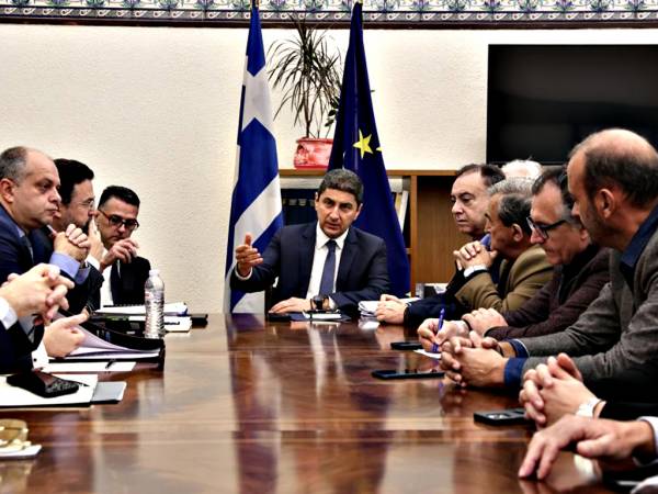 &Lambda;. &Alpha;&upsilon;&gamma;&epsilon;&nu;ά&kappa;&eta;&sigmaf;: &Nu;έ&omicron; &kappa;&epsilon;&phi;ά&lambda;&alpha;&iota;&omicron; &sigma;&tau;&iota;&sigmaf; &sigma;&chi;έ&sigma;&epsilon;&iota;&sigmaf; &Epsilon;&lambda;&lambda;ά&delta;&alpha;&sigmaf; - &Iota;&nu;&delta;ί&alpha;&sigmaf; &tau;&omicron; &mu;&nu;&eta;&mu;ό&nu;&iota;&omicron; &sigma;&upsilon;&nu;&epsilon;&rho;&gamma;&alpha;&sigma;ί&alpha;&sigmaf;