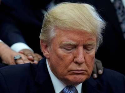 &Omicron; &Tau;&rho;&alpha;&mu;&pi; &kappa;ό&beta;&epsilon;&iota; &tau;&eta; &sigma;&upsilon;&nu;&delta;&rho;&omicron;&mu;ή &sigma;&tau;&iota;&sigmaf; &epsilon;&phi;&eta;&mu;&epsilon;&rho;ί&delta;&epsilon;&sigmaf; New York Times &kappa;&alpha;&iota; Washington Post