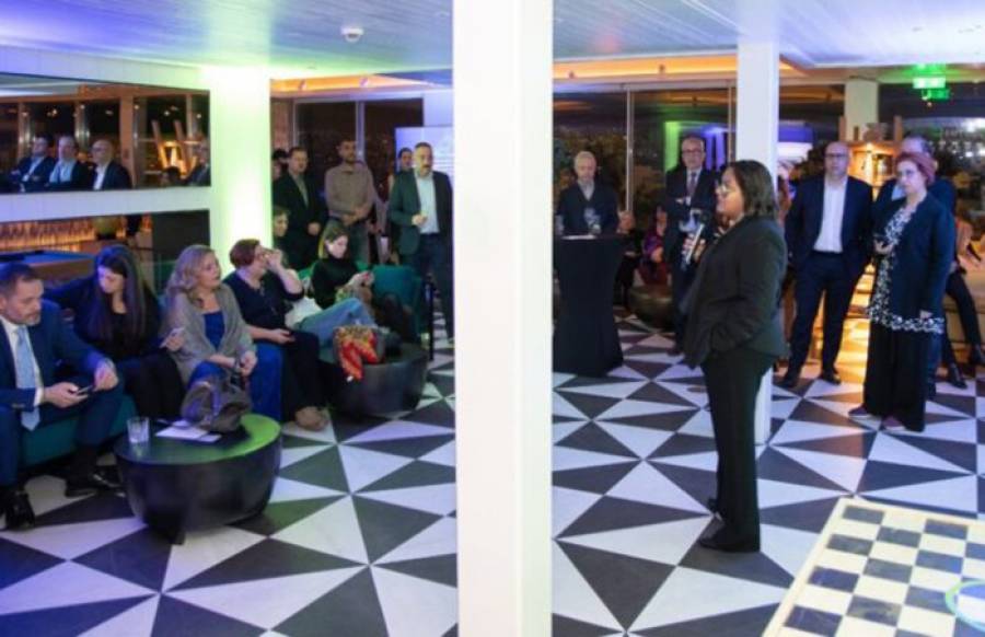 Bayer &Epsilon;&lambda;&lambda;ά&sigmaf;: &Epsilon;&kappa;&delta;ή&lambda;&omega;&sigma;&eta; &laquo;Connect, Collaborate, Celebrate! The New Year Ahead&raquo; - &Nu;έ&alpha; &delta;&iota;&epsilon;&upsilon;&theta;ύ&nu;&omicron;&upsilon;&sigma;&alpha; &sigma;ύ&mu;&beta;&omicron;&upsilon;&lambda;&omicron;&sigmaf; &eta; Ana Vega
