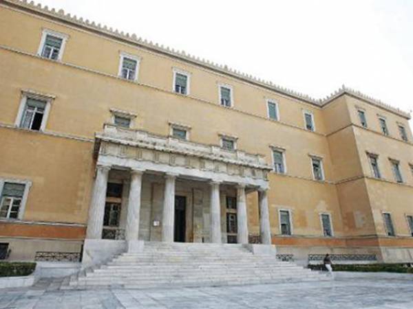 &Tau;&eta;&nu; &Kappa;&upsilon;&rho;&iota;&alpha;&kappa;ή &sigma;&tau;&iota;&sigmaf; 6&mu;&mu; &eta; &omicron;&rho;&kappa;&omega;&mu;&omicron;&sigma;ί&alpha; &tau;&omega;&nu; &beta;&omicron;&upsilon;&lambda;&epsilon;&upsilon;&tau;ώ&nu;
