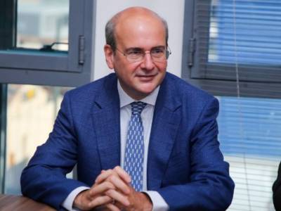 &Kappa;. &Chi;&alpha;&tau;&zeta;&eta;&delta;ά&kappa;&eta;&sigmaf;: &Epsilon;&pi;&tau;ά &pi;&alpha;&rho;&epsilon;&mu;&beta;ά&sigma;&epsilon;&iota;&sigmaf; &gamma;&iota;&alpha; &pi;&rho;&omicron;&sigma;&tau;&alpha;&sigma;ί&alpha; &tau;&eta;&sigmaf; &epsilon;&lambda;&lambda;&eta;&nu;&iota;&kappa;ή&sigmaf; &omicron;&iota;&kappa;&omicron;&nu;&omicron;&mu;ί&alpha;&sigmaf; &alpha;&pi;ό &tau;&eta; &delta;&iota;&epsilon;&theta;&nu;ή &alpha;&sigma;&tau;ά&theta;&epsilon;&iota;&alpha;