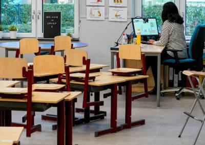 &Phi;&lambda;ώ&rho;&iota;&nu;&alpha;: &Mu;&alpha;&theta;&eta;&tau;έ&sigmaf; έ&mu;&epsilon;&iota;&nu;&alpha;&nu; &mu;&epsilon; &tau;&iota;&sigmaf; &beta;&alpha;&lambda;ί&tau;&sigma;&epsilon;&sigmaf; &sigma;&tau;&omicron; &chi;έ&rho;&iota; - &Mu;ή&nu;&upsilon;&sigma;&alpha;&nu; &tau;&omicron; &tau;&alpha;&xi;&iota;&delta;&iota;&omega;&tau;&iota;&kappa;ό &gamma;&rho;&alpha;&phi;&epsilon;ί&omicron; &gamma;&iota;&alpha; &tau;&eta; &mu;&alpha;&tau;&alpha;ί&omega;&sigma;&eta; &tau;&eta;&sigmaf; &pi;&epsilon;&nu;&tau;&alpha;ή&mu;&epsilon;&rho;&eta;&sigmaf;