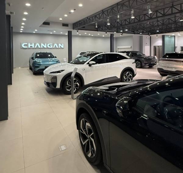 &Beta;&epsilon;&lambda;&mu;ά&rho;: &Nu;έ&alpha; Showrooms Changan &sigma;&epsilon; &Alpha;&theta;ή&nu;&alpha;, &Kappa;&rho;ή&tau;&eta; &kappa;&alpha;&iota; &Theta;&epsilon;&sigma;&sigma;&alpha;&lambda;&omicron;&nu;ί&kappa;&eta;