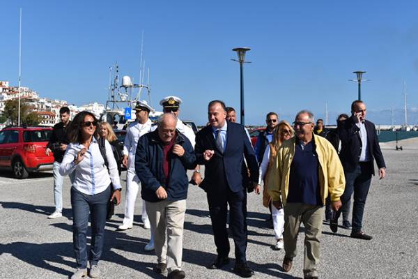 &Epsilon;&pi;ί&sigma;&kappa;&epsilon;&psi;&eta; &tau;&omicron;&upsilon; &Upsilon;&phi;&upsilon;&pi;&omicron;&upsilon;&rho;&gamma;&omicron;ύ &Nu;&alpha;&upsilon;&tau;&iota;&lambda;ί&alpha;&sigmaf;, &Iota;&omega;ά&nu;&nu;&eta; &Pi;&alpha;&pi;&pi;ά, &sigma;&epsilon; &Beta;ό&lambda;&omicron;, &Sigma;&kappa;ό&pi;&epsilon;&lambda;&omicron; &kappa;&alpha;&iota; &Sigma;&kappa;&iota;ά&theta;&omicron;