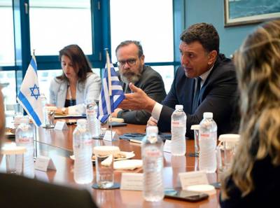 &Sigma;&upsilon;&nu;ά&nu;&tau;&eta;&sigma;&eta; &Beta;&alpha;&sigma;ί&lambda;&eta; &Kappa;&iota;&kappa;ί&lambda;&iota;&alpha; &mu;&epsilon; &tau;&eta;&nu; &Upsilon;&pi;&omicron;&upsilon;&rho;&gamma;ό &Mu;&epsilon;&tau;&alpha;&phi;&omicron;&rho;ώ&nu; &tau;&omicron;&upsilon; &Iota;&sigma;&rho;&alpha;ή&lambda; Miri Regev
