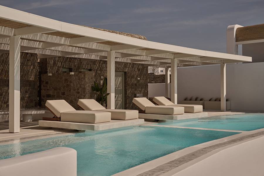 Yi Hotel Mykonos: &Eta; SWOT Hospitality &kappa;&alpha;&lambda;&omega;&sigma;&omicron;&rho;ί&zeta;&epsilon;&iota; &tau;&omicron; &alpha;&pi;ό&lambda;&upsilon;&tau;&omicron; party hotel