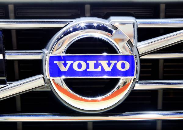 Volvo: &Rho;&epsilon;&kappa;ό&rho; &epsilon;&sigma;ό&delta;&omega;&nu; &tau;&omicron; 2024 &alpha;&lambda;&lambda;ά &mu;&epsilon; &pi;&tau;ώ&sigma;&eta; &kappa;&epsilon;&rho;&delta;ώ&nu; &kappa;&alpha;&tau;ά 28%