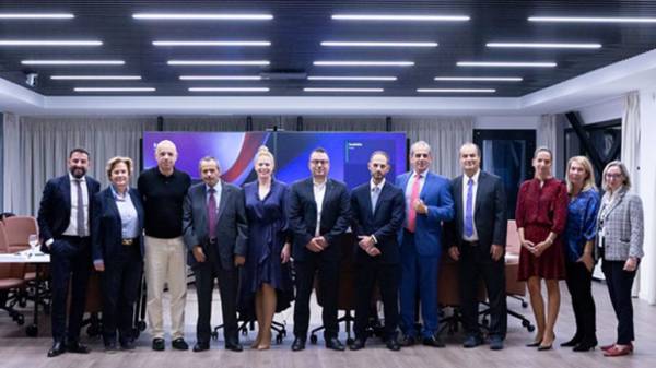 &Sigma;&tau;&rho;&alpha;&tau;&eta;&gamma;&iota;&kappa;ή &sigma;&upsilon;&nu;&epsilon;&rho;&gamma;&alpha;&sigma;ί&alpha; &mu;&epsilon;&tau;&alpha;&xi;ύ NEUROPUBLIC, LATSCO FAMILY OFFICE &kappa;&alpha;&iota; &Tau;&rho;ά&pi;&epsilon;&zeta;&alpha;&sigmaf; &Pi;&epsilon;&iota;&rho;&alpha;&iota;ώ&sigmaf;
