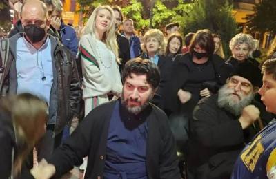 &Pi;&alpha;&tau;ή&rho; &Alpha;&nu;&tau;ώ&nu;&iota;&omicron;&sigmaf;: &Sigma;&tau;&eta; &Mu;&eta;&tau;&rho;ό&pi;&omicron;&lambda;&eta; &gamma;&iota;&alpha; &nu;&alpha; &pi;&rho;&omicron;&sigma;&kappa;&upsilon;&nu;ή&sigma;&epsilon;&iota; &tau;&eta;&nu; &epsilon;&iota;&kappa;ό&nu;&alpha; &laquo;Ά&xi;&iota;&omicron;&nu; &Epsilon;&sigma;&tau;ί&raquo;