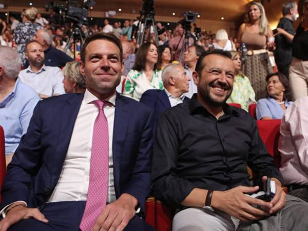 &Sigma;&Upsilon;&Rho;&Iota;&Zeta;&Alpha;: &Epsilon;&pi;&iota;&kappa;&epsilon;&phi;&alpha;&lambda;ή&sigmaf; &tau;&eta;&sigmaf; &Kappa;&Omicron; &omicron; &Nu;ί&kappa;&omicron;&sigmaf; &Pi;&alpha;&pi;&pi;ά&sigmaf; &sigma;&tau;&eta; &theta;έ&sigma;&eta; &tau;&omicron;&upsilon; &Phi;ά&mu;&epsilon;&lambda;&lambda;&omicron;&upsilon;
