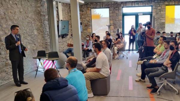 &Chi;&rho;. &Delta;ή&mu;&alpha;&sigmaf;: &Tau;&omicron; PwC Technology &amp; Innovation Hub &sigma;&upsilon;&mu;&beta;ά&lambda;&lambda;&epsilon;&iota; &sigma;&tau;&eta;&nu; &alpha;&nu;&alpha;&beta;ά&theta;&mu;&iota;&sigma;&eta; &tau;&eta;&sigmaf; &Pi;ά&tau;&rho;&alpha;&sigmaf; &sigma;&epsilon; έ&nu;&alpha;&nu; &kappa;ό&mu;&beta;&omicron; &kappa;&alpha;&iota;&nu;&omicron;&tau;&omicron;&mu;ί&alpha;&sigmaf;
