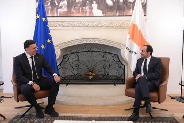 &Beta;. &Kappa;&iota;&kappa;ί&lambda;&iota;&alpha;&sigmaf; &sigma;&tau;&eta; &sigma;&upsilon;&nu;ά&nu;&tau;&eta;&sigma;&eta; &mu;&epsilon; &Nu;. &Chi;&rho;&iota;&sigma;&tau;&omicron;&delta;&omicron;&upsilon;&lambda;ί&delta;&eta;: &laquo;&Sigma;&eta;&mu;&alpha;&nu;&tau;&iota;&kappa;ά &beta;ή&mu;&alpha;&tau;&alpha; &alpha;&pi;ό &Epsilon;&lambda;&lambda;ά&delta;&alpha; &kappa;&alpha;&iota; &Kappa;ύ&pi;&rho;&omicron; &sigma;&tau;&eta; &nu;&alpha;&upsilon;&tau;&iota;&lambda;ί&alpha; &kappa;&alpha;&iota; &tau;&iota;&sigmaf; &upsilon;&pi;&omicron;&delta;&omicron;&mu;έ&sigmaf; &pi;&rho;&omicron;&sigmaf; ό&phi;&epsilon;&lambda;&omicron;&sigmaf; &tau;&omega;&nu; &lambda;&alpha;ώ&nu; &mu;&alpha;&sigmaf;&raquo;