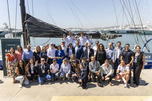 &Sigma;&tau;&eta; &Mu;&alpha;&rho;ί&nu;&alpha; &Phi;&lambda;&omicron;ί&sigma;&beta;&omicron;&upsilon; &tau;&omicron; &laquo;Legend Ericsson 1&raquo; &tau;&omicron;&upsilon; Ocean Race &gamma;&iota;&alpha; &tau;&eta;&nu; &pi;&alpha;&rho;ά&delta;&omicron;&sigma;&eta; &tau;&eta;&sigmaf; &laquo;&Sigma;&kappa;&upsilon;&tau;ά&lambda;&eta;&sigmaf; &tau;&eta;&sigmaf; &Phi;ύ&sigma;&eta;&sigmaf;&raquo;