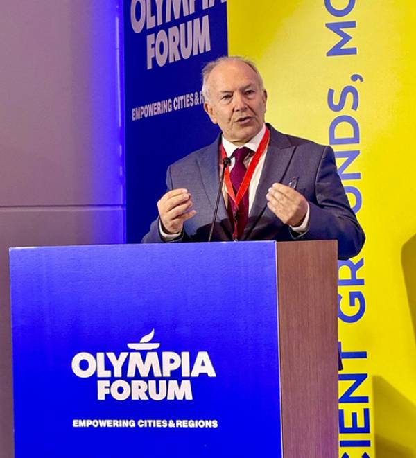 &Sigma;&tau;. &Gamma;&kappa;ί&kappa;&alpha;&sigmaf; &alpha;&pi;ό &tau;&omicron; 6&omicron; "Olympia Forum": &laquo;&Eta; &alpha;&nu;ά&pi;&tau;&upsilon;&xi;&eta; &tau;&eta;&sigmaf; &laquo;&gamma;&alpha;&lambda;ά&zeta;&iota;&alpha;&sigmaf; &omicron;&iota;&kappa;&omicron;&nu;&omicron;&mu;ί&alpha;&sigmaf;&raquo; &epsilon;ί&nu;&alpha;&iota; &omicron; &kappa;&iota;&nu;&eta;&tau;ή&rho;&iota;&omicron;&sigmaf; &mu;&omicron;&chi;&lambda;ό&sigmaf; &gamma;&iota;&alpha; έ&nu;&alpha; &beta;&iota;ώ&sigma;&iota;&mu;&omicron; &mu;έ&lambda;&lambda;&omicron;&nu; &tau;&eta;&sigmaf; &nu;&eta;&sigma;&iota;&omega;&tau;&iota;&kappa;ή&sigmaf; &Epsilon;&lambda;&lambda;ά&delta;&alpha;&sigmaf;&raquo;