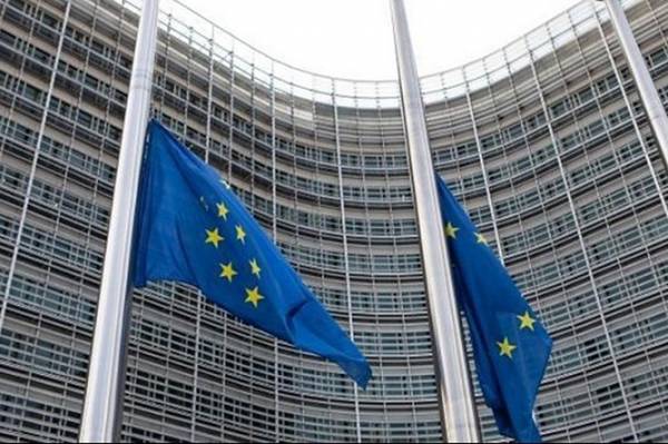 &Epsilon;&Epsilon;: &Mu;&epsilon;&sigma;ί&sigma;&tau;&iota;&epsilon;&sigmaf; &omicron;&iota; &sigma;&eta;&mu;&alpha;ί&epsilon;&sigmaf; &sigma;&tau;&alpha; &kappa;&tau;ή&rho;&iota;&alpha; &tau;&eta;&sigmaf; &Kappa;&omicron;&mu;&iota;&sigma;&iota;ό&nu; &gamma;&iota;&alpha; &tau;&alpha; &theta;ύ&mu;&alpha;&tau;&alpha; &tau;&eta;&sigmaf; &tau;&rho;&alpha;&gamma;&omega;&delta;ί&alpha;&sigmaf; &tau;&omega;&nu; &Tau;&epsilon;&mu;&pi;ώ&nu;