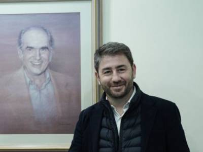 &Nu;ί&kappa;&omicron;&sigmaf; &Alpha;&nu;&delta;&rho;&omicron;&upsilon;&lambda;ά&kappa;&eta;&sigmaf;: &laquo;&Pi;&rho;έ&pi;&epsilon;&iota; &omicron; &tau;ό&pi;&omicron;&sigmaf; &nu;&alpha; &alpha;&lambda;&lambda;ά&xi;&epsilon;&iota; &sigma;&epsilon;&lambda;ί&delta;&alpha;&raquo;