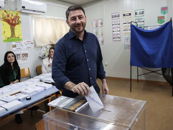 &Sigma;&tau;&omicron; &Alpha;&rho;&kappa;&alpha;&lambda;&omicron;&chi;ώ&rho;&iota; &psi;ή&phi;&iota;&sigma;&epsilon; &omicron; &Nu;. &Alpha;&nu;&delta;&rho;&omicron;&upsilon;&lambda;ά&kappa;&eta;&sigmaf;: &Omicron;&iota; &pi;&omicron;&lambda;ί&tau;&epsilon;&sigmaf; &nu;&alpha; &gamma;&upsilon;&rho;ί&sigma;&omicron;&upsilon;&nu; &tau;&eta;&nu; &pi;&lambda;ά&tau;&eta; &sigma;&tau;&eta;&nu; &tau;&omicron;&xi;&iota;&kappa;ό&tau;&eta;&tau;&alpha;