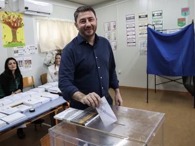&Sigma;&tau;&omicron; &Alpha;&rho;&kappa;&alpha;&lambda;&omicron;&chi;ώ&rho;&iota; &psi;ή&phi;&iota;&sigma;&epsilon; &omicron; &Nu;. &Alpha;&nu;&delta;&rho;&omicron;&upsilon;&lambda;ά&kappa;&eta;&sigmaf;: &Omicron;&iota; &pi;&omicron;&lambda;ί&tau;&epsilon;&sigmaf; &nu;&alpha; &gamma;&upsilon;&rho;ί&sigma;&omicron;&upsilon;&nu; &tau;&eta;&nu; &pi;&lambda;ά&tau;&eta; &sigma;&tau;&eta;&nu; &tau;&omicron;&xi;&iota;&kappa;ό&tau;&eta;&tau;&alpha;