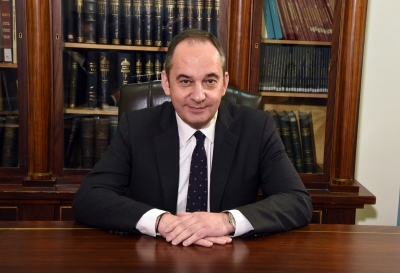 O &Gamma;. &Pi;&lambda;&alpha;&kappa;&iota;&omega;&tau;ά&kappa;&eta;&sigmaf; &chi;&alpha;&iota;&rho;&epsilon;&tau;ί&zeta;&epsilon;&iota; &tau;&eta;&nu; &alpha;&pi;ό&phi;&alpha;&sigma;&eta; &tau;&omicron;&upsilon; IMO &gamma;&iota;&alpha; &pi;&rho;ό&sigma;&theta;&epsilon;&tau;&alpha; &mu;έ&tau;&rho;&alpha; &mu;&epsilon;ί&omega;&sigma;&eta;&sigmaf; &tau;&omicron;&upsilon; CO2 &sigma;&epsilon; &pi;&alpha;&gamma;&kappa;ό&sigma;&mu;&iota;&omicron; &epsilon;&pi;ί&pi;&epsilon;&delta;&omicron;