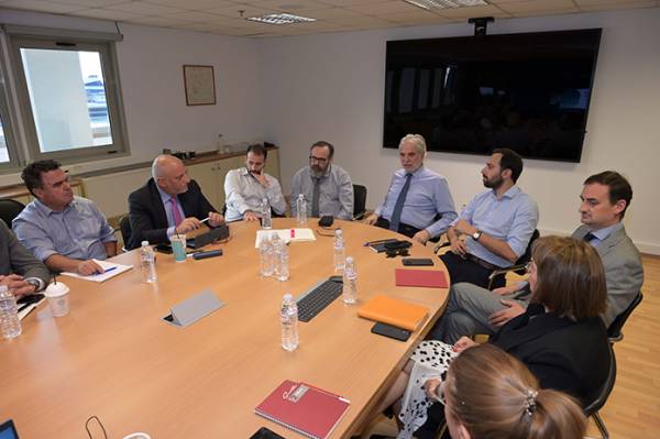 &Chi;&rho;. &Sigma;&tau;&upsilon;&lambda;&iota;&alpha;&nu;ί&delta;&eta;&sigmaf;: &laquo;&Sigma;&tau;&eta;&rho;ί&zeta;&omicron;&upsilon;&mu;&epsilon; έ&mu;&pi;&rho;&alpha;&kappa;&tau;&alpha; &tau;&eta;&nu; &epsilon;&lambda;&lambda;&eta;&nu;&iota;&kappa;ή &alpha;&kappa;&tau;&omicron;&pi;&lambda;&omicron;ΐ&alpha; &gamma;&iota;&alpha; &tau;&eta;&nu; &alpha;&nu;&alpha;&nu;έ&omega;&sigma;&eta; &tau;&omicron;&upsilon; &sigma;&tau;ό&lambda;&omicron;&upsilon; &sigma;&tau;&iota;&sigmaf; ά&gamma;&omicron;&nu;&epsilon;&sigmaf; &gamma;&rho;&alpha;&mu;&mu;έ&sigmaf;&raquo;